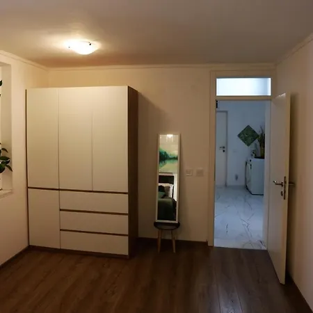 Apartment Tole